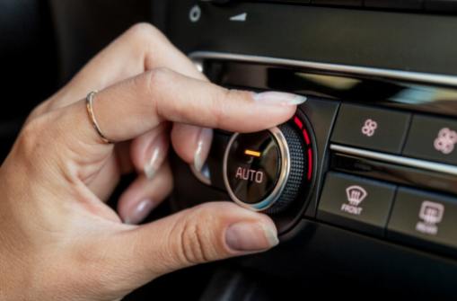 L'importanza di controllare regolarmente e sostituire il refrigerante dell'aria condizionata della tua auto