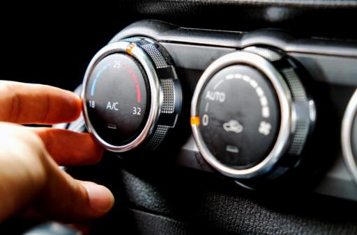 Suggerimenti per mantenere il termostato dell'aria condizionata dell'auto per un'ottima performance